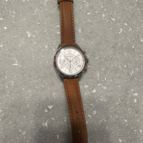 NEVER WORN! Women’s fossil watch in gold and silver with tan leather strap - Picture 3 of 3